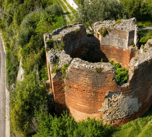 Il Mausoleo Romano e la Necropoli